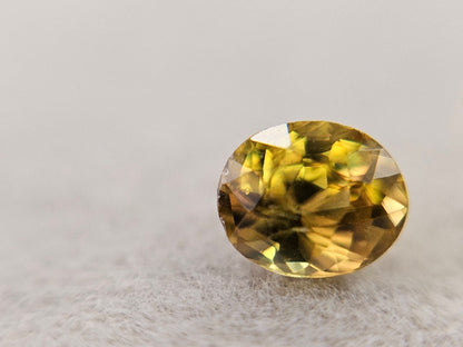 SPH-37　スフェーン（欠けあり）　0.41ct