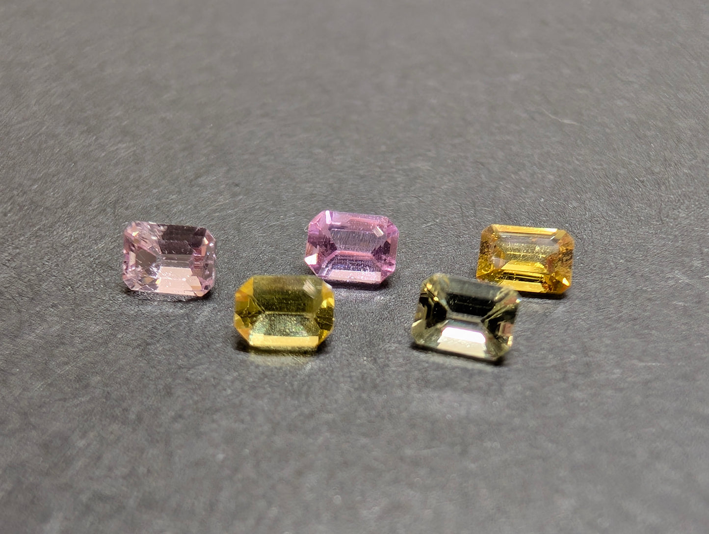 0159【ランダム発送】エメラルドカットのマルチカラーサファイア【1石あたり約1.00ct】