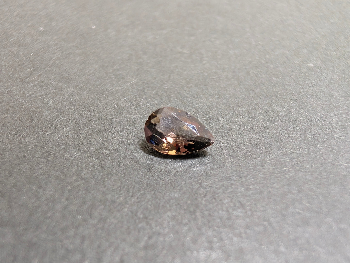 0563　アキシナイト　0.38ct