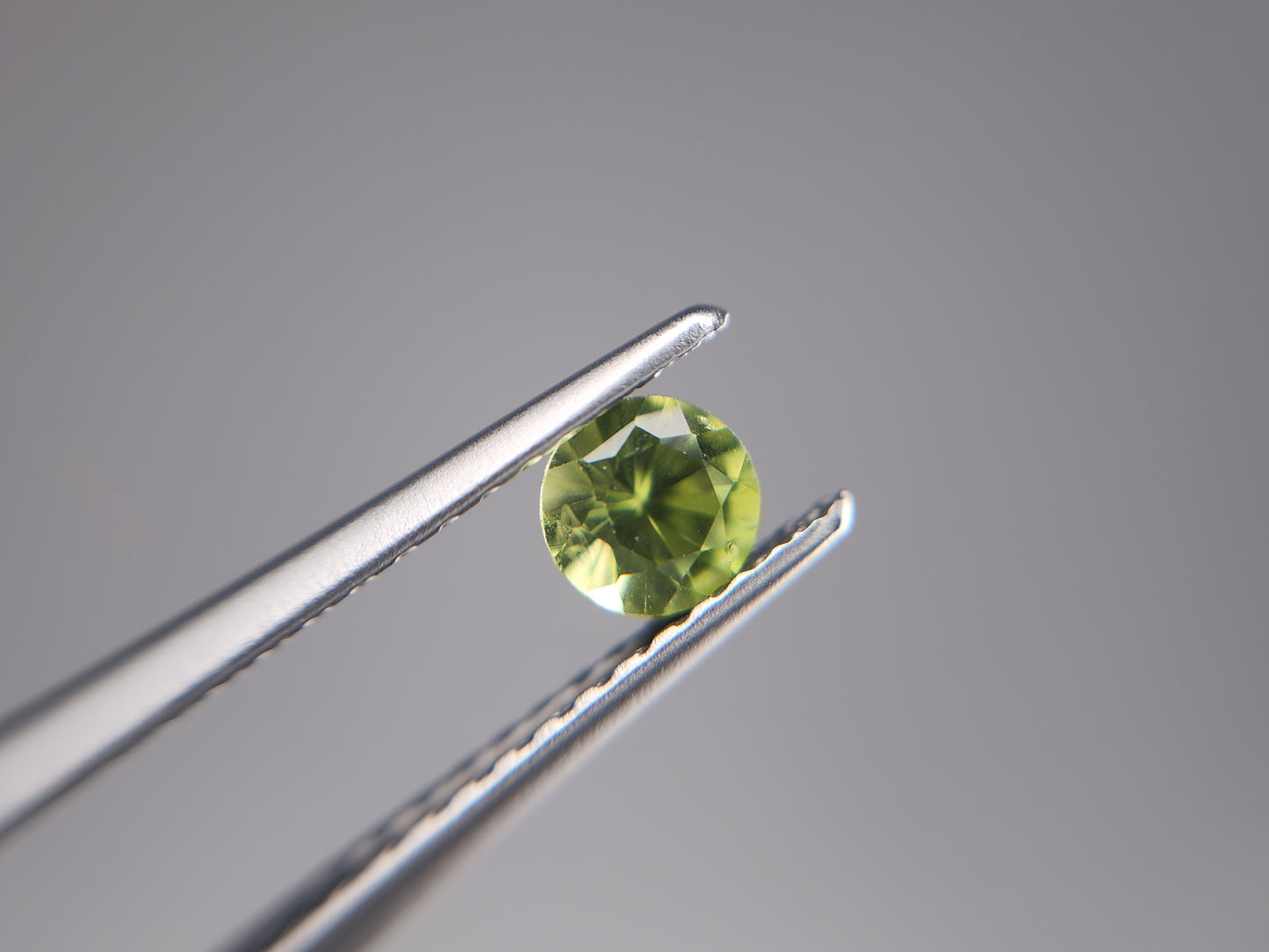 0030【ランダム発送】ラウンドカットペリドット【1石あたり約0.28ct】