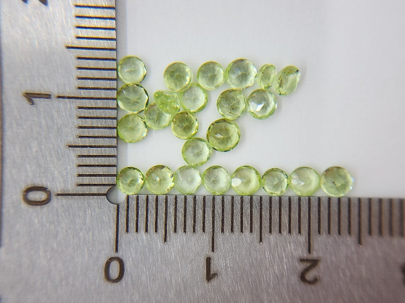 LTE-PE-4　【リトル東洋ルース】ペリドット　合計3.04ct[写真の宝石すべて]