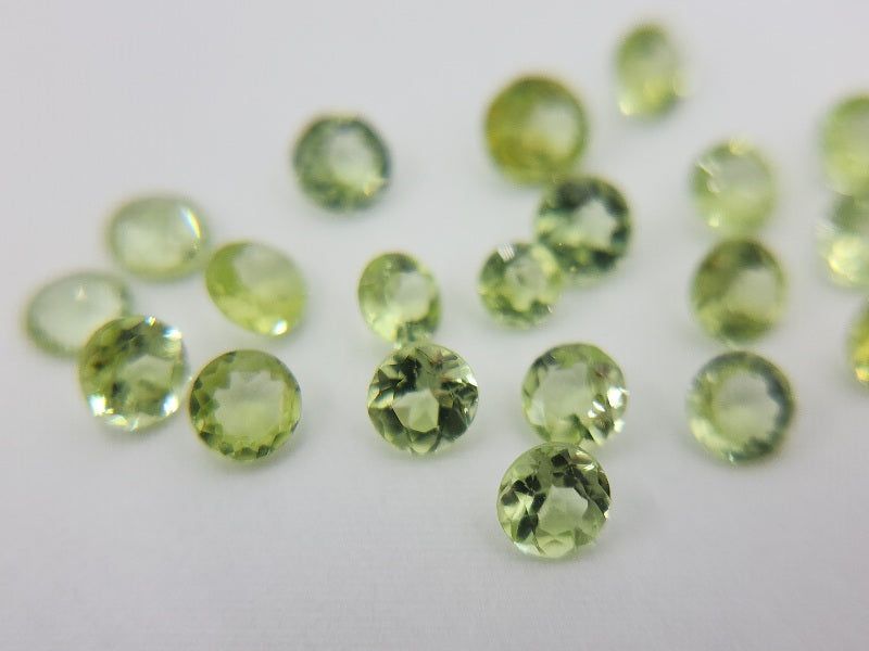 LTE-PE-4　【リトル東洋ルース】ペリドット　合計3.04ct[写真の宝石すべて]