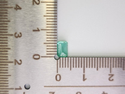 EM-7　エメラルド(ザンビア産)　0.59ct
