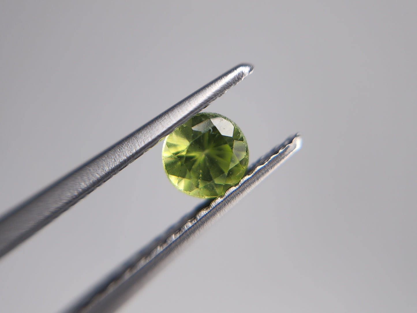 0030【ランダム発送】ラウンドカットペリドット【1石あたり約0.28ct】