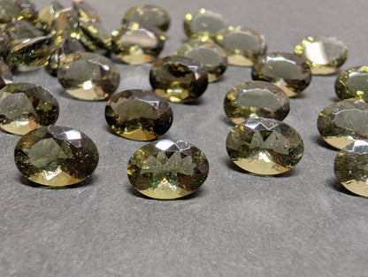 0505【ランダム発送】7×5！オーバルカットのモルダバイト【1石あたり約0.55ct】