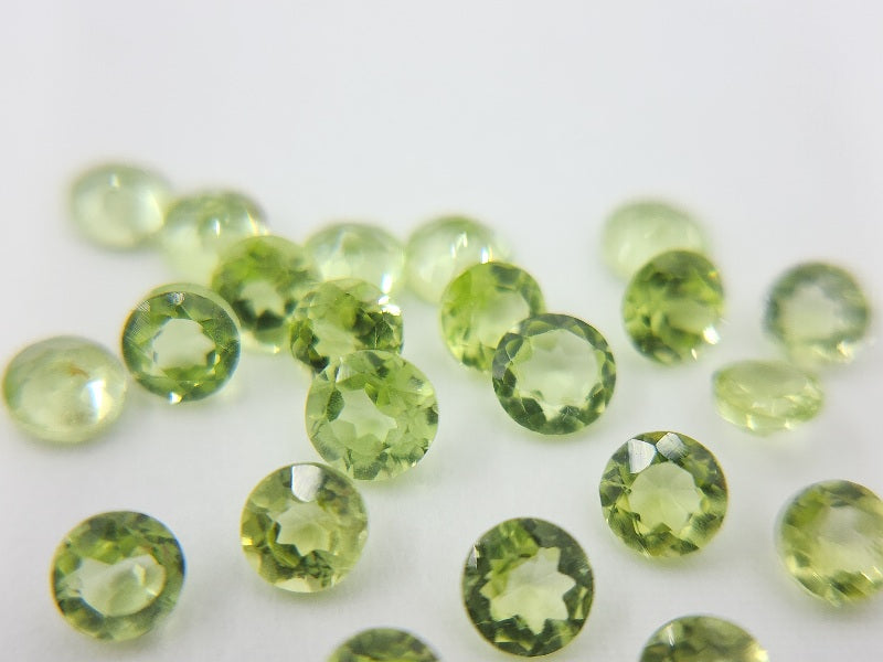 LTE-PE-3　【リトル東洋ルース】ペリドット　合計3.08ct[写真の宝石すべて]