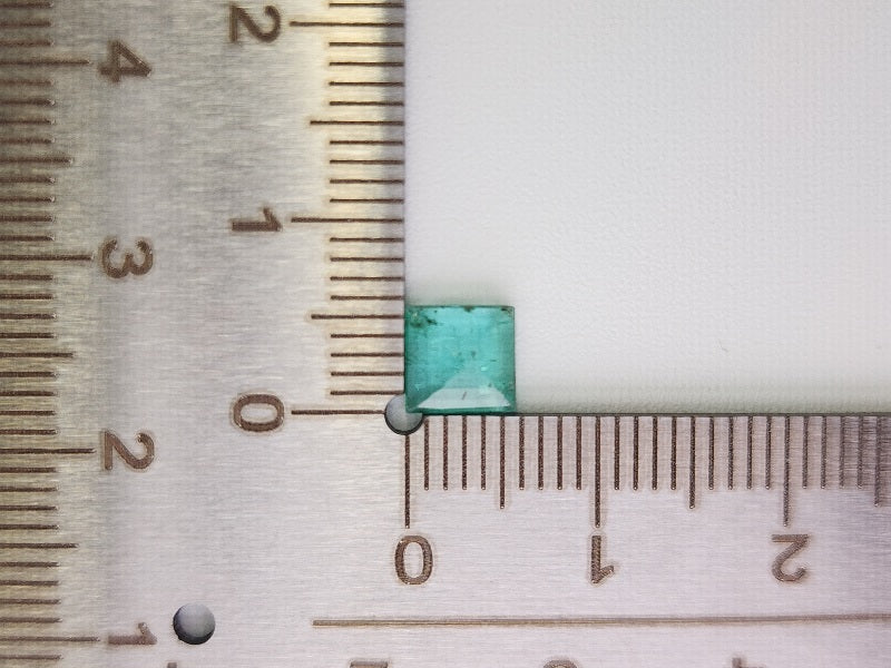 EM-13　エメラルド　0.56ct