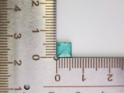 EM-13　エメラルド　0.56ct