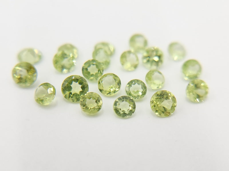 LTE-PE-5　【リトル東洋ルース】ペリドット　合計3.02ct[写真の宝石すべて]
