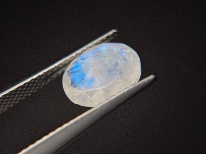 blMO-5　虹入り！ブルームーンストーン　2.50ct