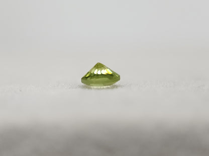 0030【ランダム発送】ラウンドカットペリドット【1石あたり約0.28ct】