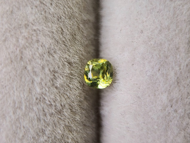 0932-1-10　スフェーン　0.12ct