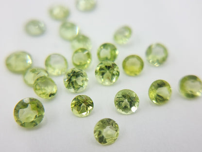 LTE-PE-2　【リトル東洋ルース】ペリドット　合計3.08ct[写真の宝石すべて]