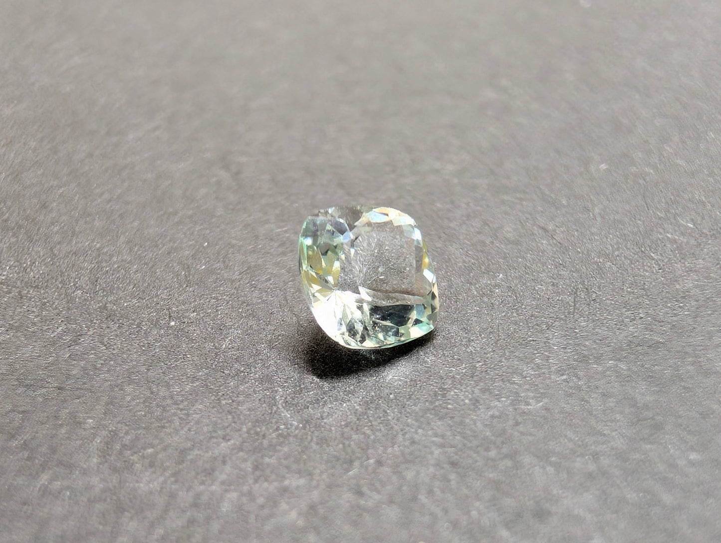 0286 特別な1石、2,200円♪クッションカットのグリーンベリル 0.36ct