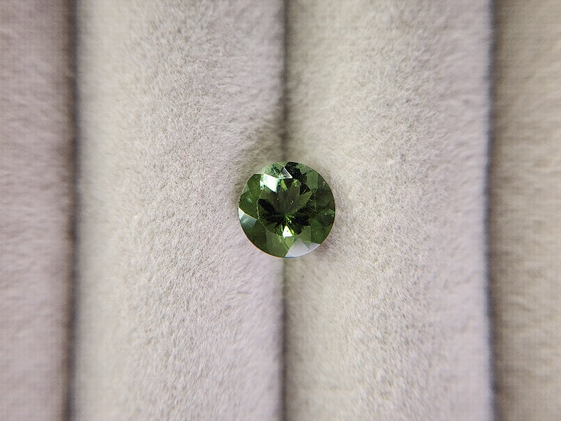 0560-1　モルダバイト　0.97ct