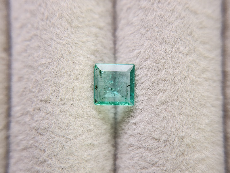 EM-13　エメラルド　0.56ct