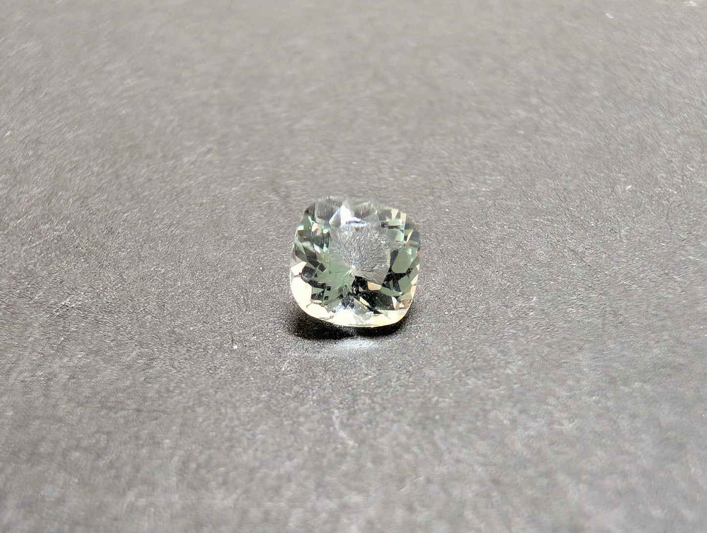 0286 特別な1石、2,200円♪クッションカットのグリーンベリル 0.36ct