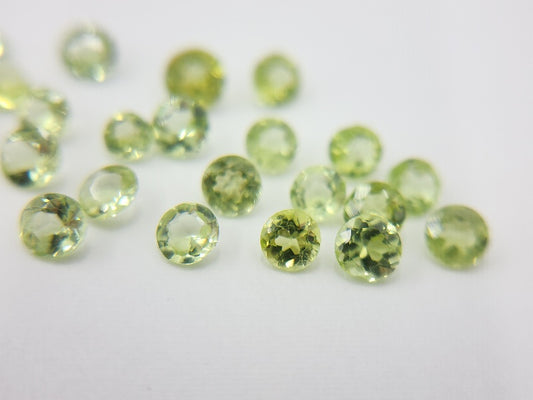 LTE-PE-4　【リトル東洋ルース】ペリドット　合計3.04ct[写真の宝石すべて]