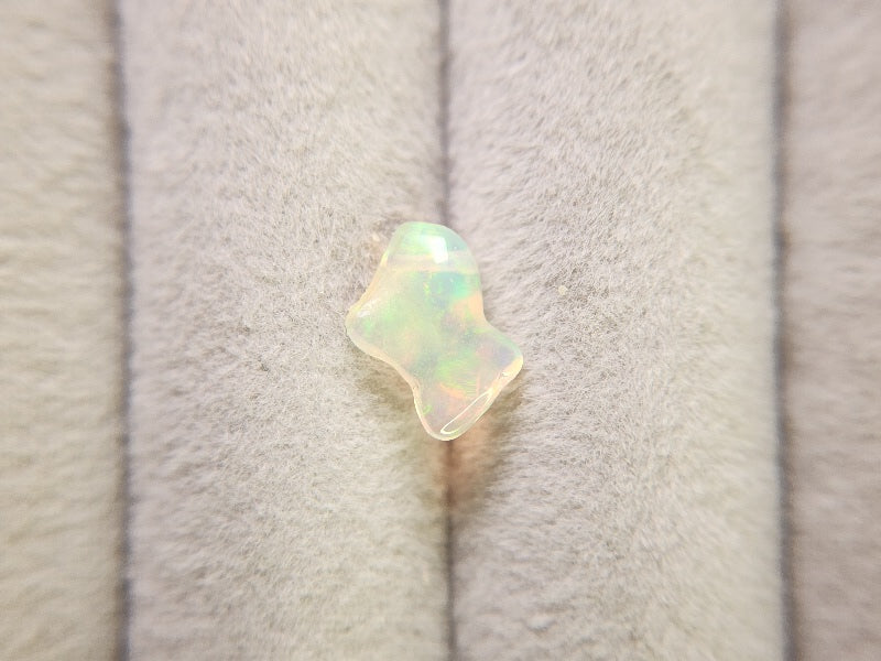 0914-9　さざれオパール（穴あき）　0.95ct