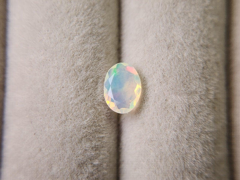 0909-2-9　オパール　0.38ct