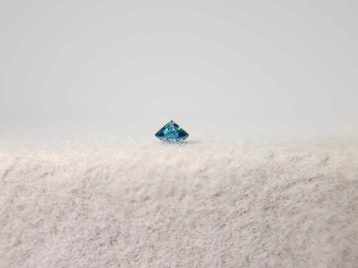 blDM-t-12　ブルーダイヤモンド(トリートメント)　0.03ct