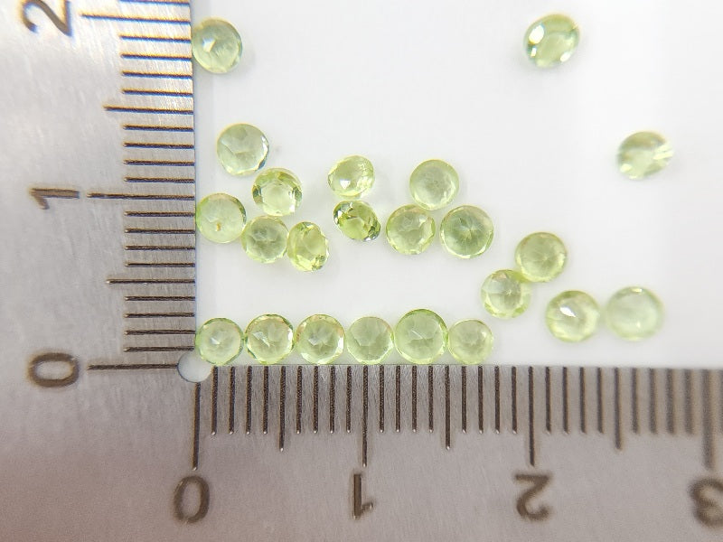 LTE-PE-3　【リトル東洋ルース】ペリドット　合計3.08ct[写真の宝石すべて]