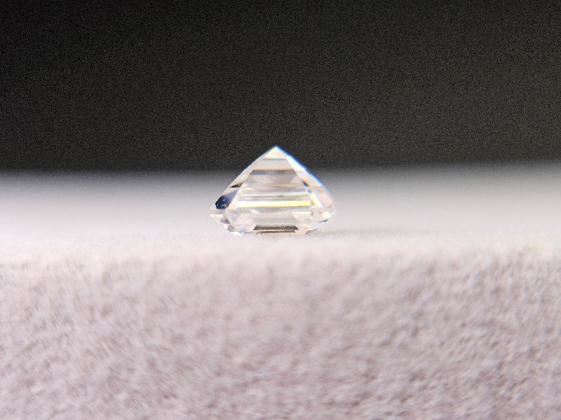 MOI-4　合成モアッサナイト　0.69ct